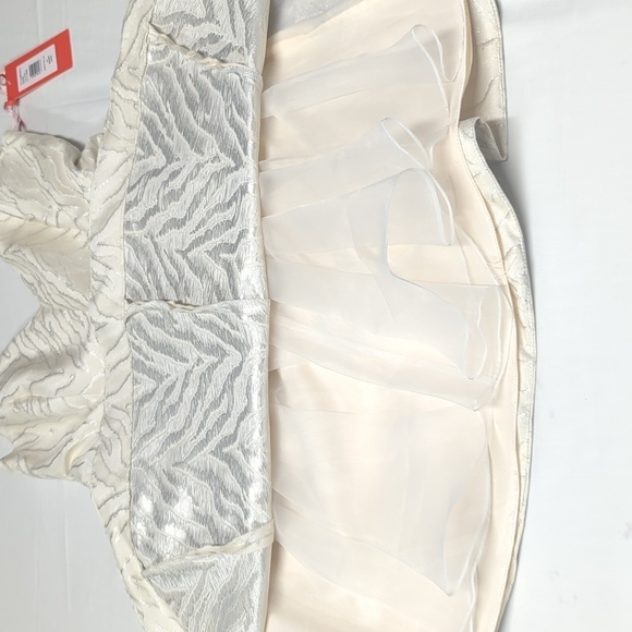 MONIQUE LHUILLIER white and silver Women's dress size 10. - Picture 8 of 16